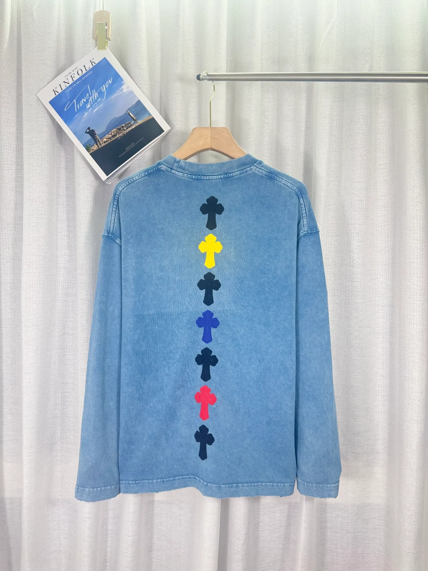 P250 top version, real shot without P, ​​different from market currency) 𝗖𝗵𝗿𝗼𝗺𝗲 𝗛𝗲𝗮𝗿𝘁𝘀/Cro Heart 2025 Autumn and Winter Horseshoe Cross Sticker 3D Glue Couple Casual Long Sleeve 👑The highest version! Customized fabric 320g fabric! Horseshoe cross printing 3D hot glue! The best-selling model in the counter, very comfortable to wear. Accessories: original molded and authenticated collar label➕100% silk wash label. Genuine purchase-grade original hangtag➕matching hanging rope➕3D hanging beads➕original packaging bag. Craftsmanship: The original version has consistent wiring! The highest version of the armhole matching technique! Color: Blue Black Size: S M L XL Style No.: 5175
